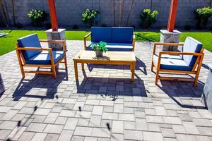 meubles de patio avec coussins bleus sur patio pavés photo