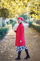 femme positive dans un parc urbain d'automne photo