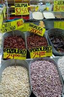 Différents types de haricots légumineuses dans des sacs en vrac sur le marché au mexique guadalajara photo