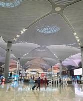 istanbul, turquie en juillet 2022. l'état d'un hall de départ de vol à l'aéroport d'istanbul la nuit, semble assez désert car l'avion atterrit aux petites heures du matin, photo