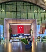 istanbul, turquie en juillet 2022. la porte d'entrée de l'aéroport d'istanbul est très magnifique et belle, décorée du drapeau turc qui se dresse. photo