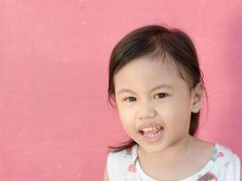 photo de portrait dramatique d'une jolie petite fille asiatique de 4 ans, petit enfant en bas âge avec d'adorables cheveux courts regardant la caméra avec un fond d'espace de copie.