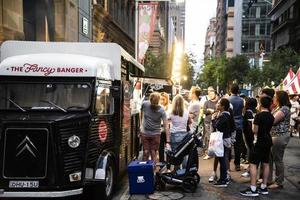 sydney, australie 2019 night street food festival sydney on pitt street est prêt à prendre vie, stand de nourriture avec des gens sur la ligne. photo