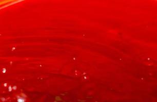 eau dans un seau rouge photo