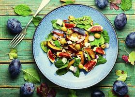 salade fraîche aux prunes et figues