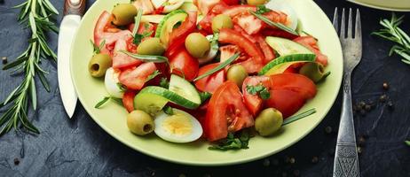 salade aux légumes, olives, oeufs et romarin