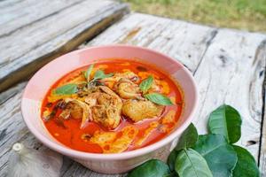 thai food poulet au curry rouge avec des pousses de bambou c'est un aliment thaïlandais populaire et est méticuleux dans la cuisine. photo
