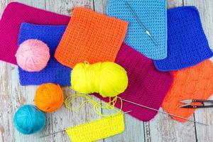 fille tricote des aiguilles à tricoter des chaussettes. photo