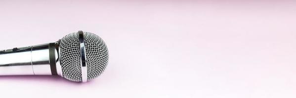 microphone sur fond rose photo