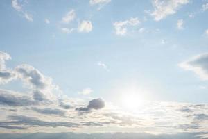 ciel bleu avec des nuages photo