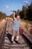 homme avec des rails de valise photo