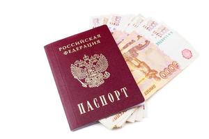 Passeport russe et billets en roubles photo