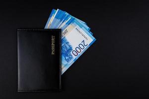 Passeport russe et billets en roubles photo