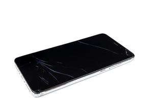 smartphone cassé sur fond blanc photo