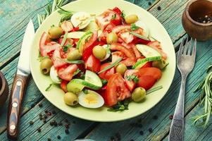 salade aux légumes, olives, oeufs et romarin