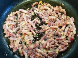 petit-déjeuner des agriculteurs avec des œufs de jambon et des pommes de terre frites photo