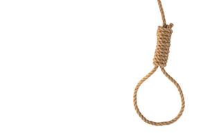 corde pour pendu, corde en fibre naturelle isolée sur fond blanc. boucle de corde de chanvre pour meurtre ou suicide. nœud de corde pour la potence. photo