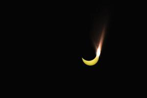 éclipse solaire partielle. la lune a bloqué une partie du soleil. phénomène astronomique rare. photo