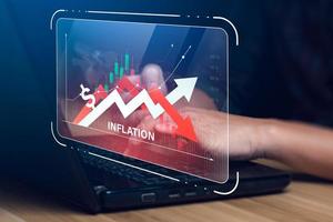 l'homme d'affaires analyse et représente graphiquement le taux d'inflation en hausse sur l'affichage virtuel. crise financière photo