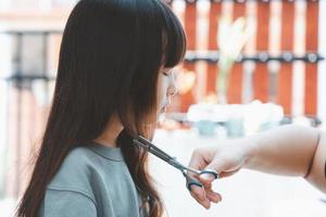 coupes de cheveux pour les filles asiatiques sur le côté. concept de soins capillaires photo