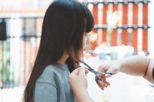 coupes de cheveux pour les filles asiatiques sur le côté. concept de soins capillaires photo