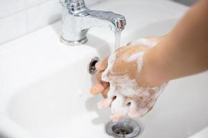 lavez-vous toujours les mains après être sorti de la salle de bain pour éviter les virus. photo