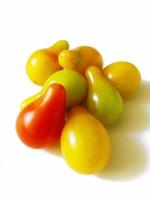 tomates cerises en forme de poire jaunes et rouges photo