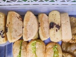 gâteau aux pukis. cuisine de rue indonésienne à base de farine et de chocolat photo