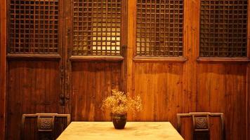 le regard de l'intérieur de la vieille maison en bois située dans la campagne de la chine photo