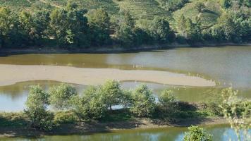 la belle vue sur la campagne avec la rivière claire et les montagnes en arrière-plan dans la campagne de la chine photo