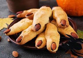 biscuits aux doigts de sorcière, recette amusante pour la fête d'halloween. photo