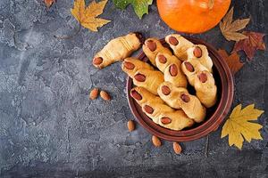 biscuits aux doigts de sorcière, recette amusante pour la fête d'halloween. vue de dessus. mise à plat photo