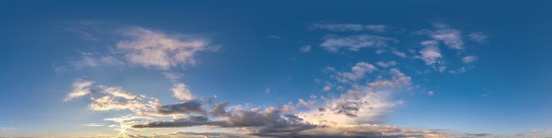 soir ciel bleu foncé panorama hdr 360 avec de beaux nuages blancs en projection transparente avec zénith pour une utilisation dans les graphiques 3d ou le développement de jeux comme dôme du ciel ou modifier le tir de drone pour le remplacement du ciel photo