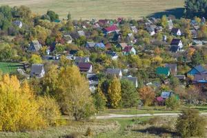 vue aérienne panoramique d'un lotissement privé avec maisons de campagne ou village photo