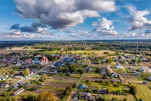 vue aérienne panoramique d'un lotissement privé avec maisons de campagne ou village photo