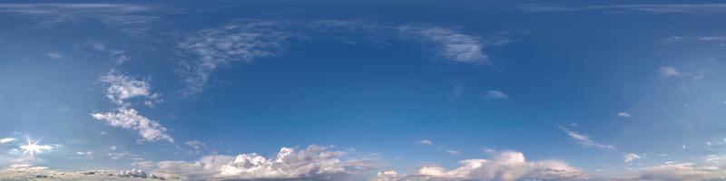 soir ciel bleu foncé panorama hdr 360 avec de beaux nuages blancs en projection transparente avec zénith pour une utilisation dans les graphiques 3d ou le développement de jeux comme dôme du ciel ou modifier le tir de drone pour le remplacement du ciel photo