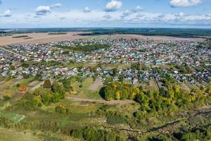 vue aérienne panoramique d'un lotissement privé avec maisons de campagne ou village photo