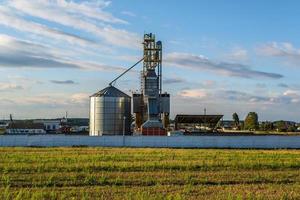 élévateur à greniers agro-silos avec ligne de nettoyage des graines sur l'usine de fabrication agro-industrielle pour le traitement, le séchage, le nettoyage et le stockage des produits agricoles photo