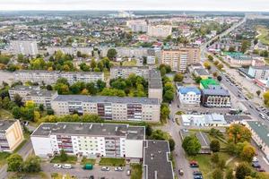 vue panoramique aérienne d'une grande hauteur d'une petite ville verte provinciale avec un secteur privé et des immeubles d'habitation de grande hauteur photo