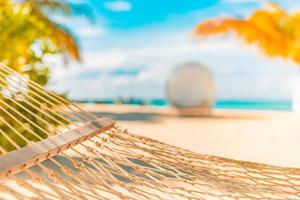 plage idyllique avec cocotiers et hamac, ambiance estivale tranquille et relaxante. gros plan récréatif, paysage de plage paisible. . vacances de scène de plage parfaite et concept de vacances d'été photo