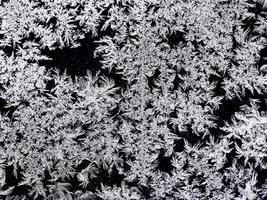 motif de flocons de neige naturels sur les vitres photo