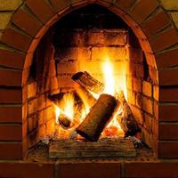 brûler des bûches de bois dans une cheminée en brique photo
