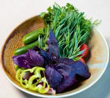 légumes et autres légumes verts dans l'assiette photo