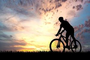 silhouettes de vélos et de cyclistes concept de voyage et exercice à vélo photo