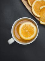 thé avec une tranche d'orange photo