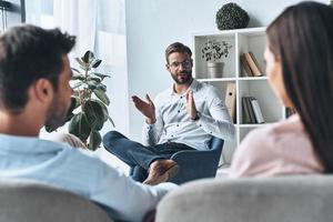 aider les couples. jeune couple marié écoutant un psychologue assis sur la séance de thérapie photo