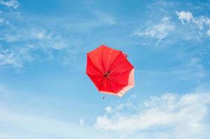 parapluie rouge avec ciel bleu