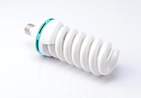 lampe à économie d'énergie blanche. illustration sur fond blanc. photo