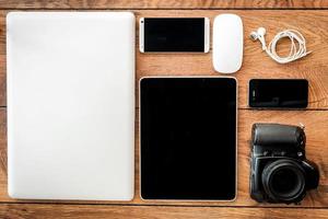 technologie de pointe. vue de dessus de divers accessoires personnels posés sur le grain du bois photo