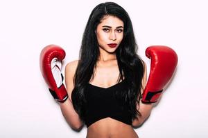 êtes-vous prêt pour la formation belle jeune femme métisse dans des gants de boxe rouges debout sur fond blanc et regardant la caméra photo